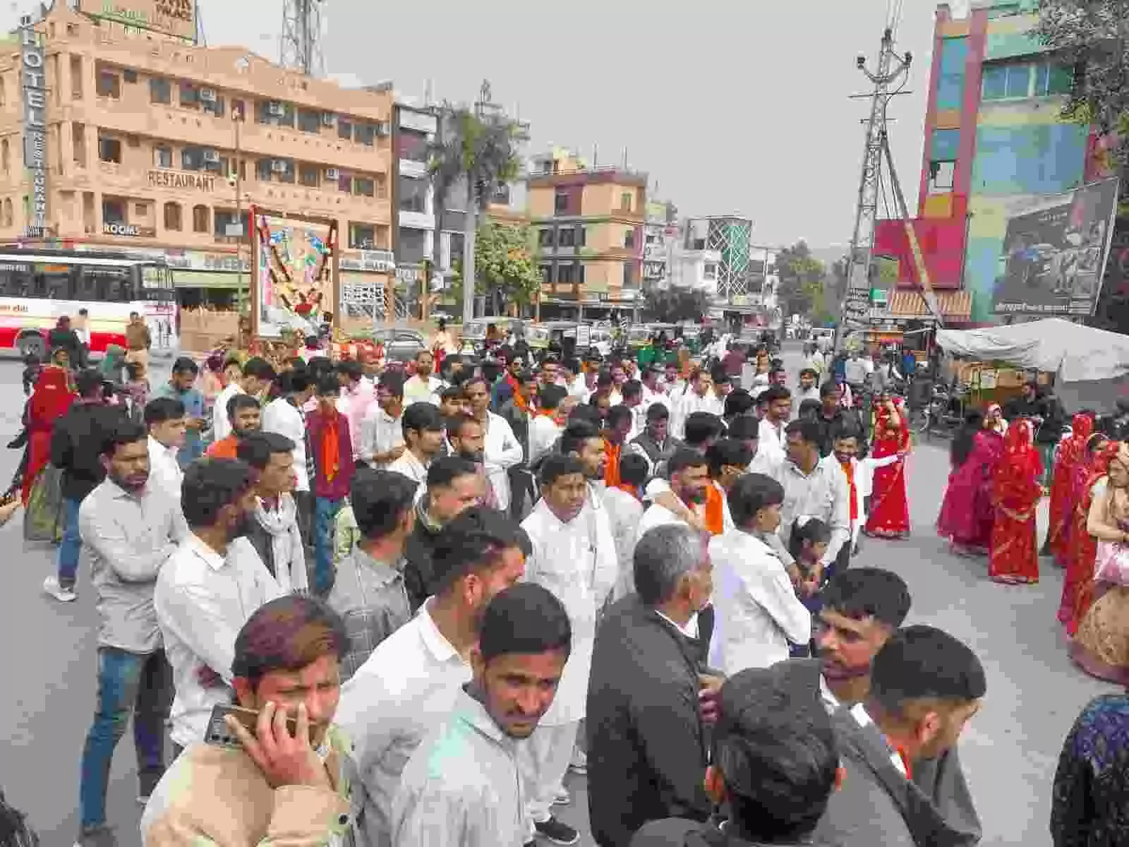 चित्तौड़गढ़ में भगवान विश्वकर्मा जयंती शोभायात्रा के दौरान कलश लेकर चलती महिलाएं और सजे हुए वाहन। चित्तौड़गढ़ में भगवान विश्वकर्मा जयंती शोभायात्रा के दौरान कलश लेकर चलती महिलाएं और सजे हुए वाहन।