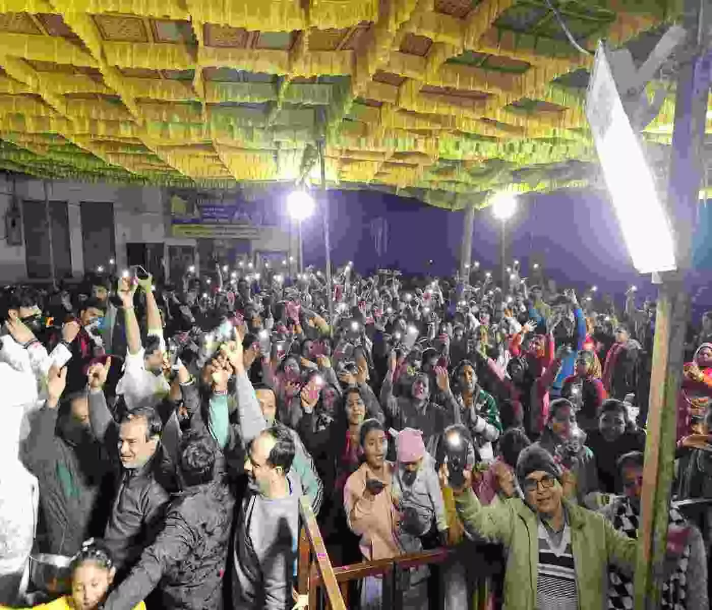 भीलवाड़ा के काशीपुरी धाम श्री श्याम मंदिर में एकादशी पर आयोजित भजन संध्या के दौरान पूजा करते श्रद्धालु। भीलवाड़ा के काशीपुरी धाम श्री श्याम मंदिर में एकादशी पर आयोजित भजन संध्या के दौरान पूजा करते श्रद्धालु।