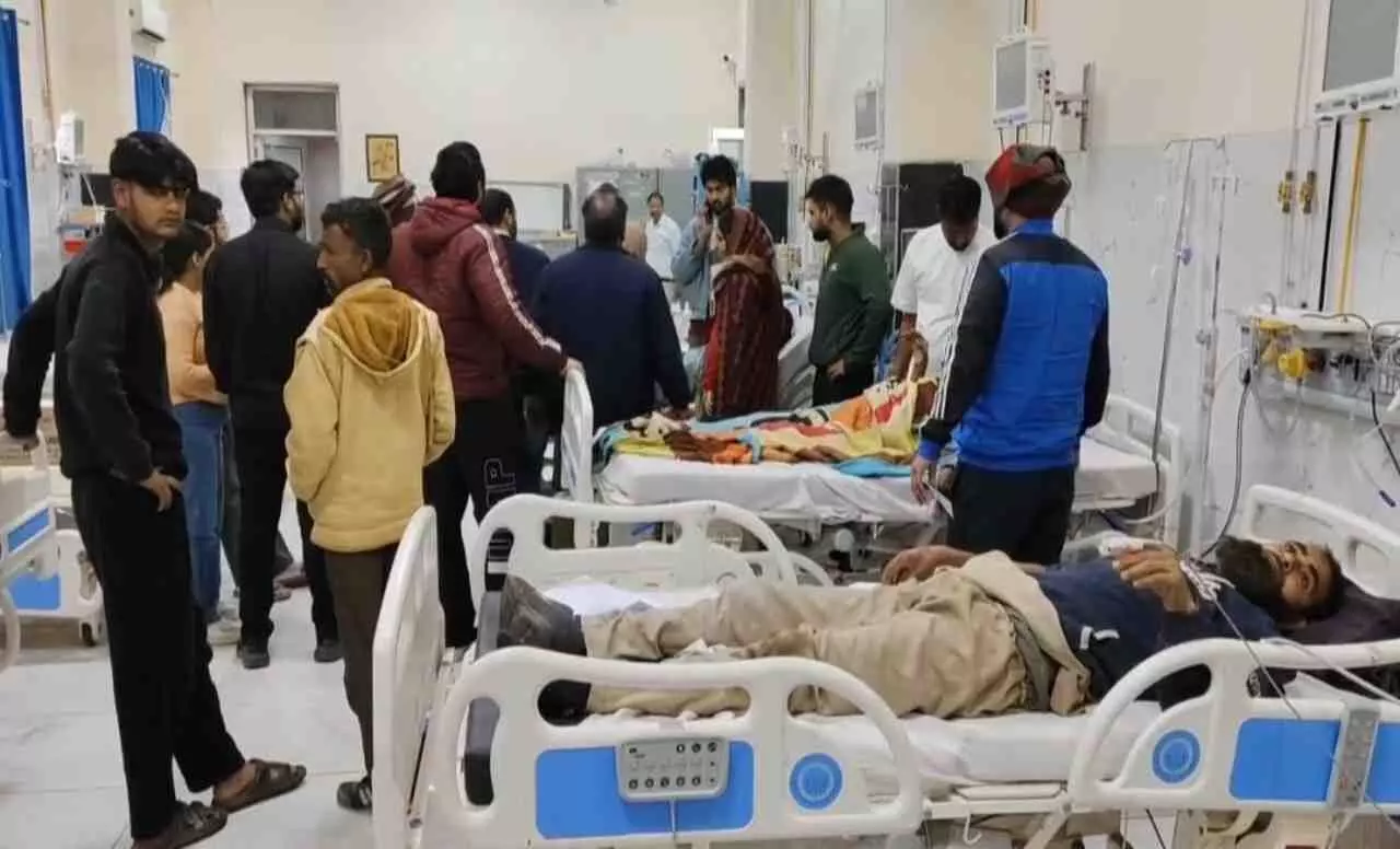 भीलवाड़ा के मांडल में कोठारी नदी पुलिया पर सड़क हादसे के बाद बिखरा हुआ वाहनों का मलबा। भीलवाड़ा के मांडल में कोठारी नदी पुलिया पर सड़क हादसे के बाद बिखरा हुआ वाहनों का मलबा।