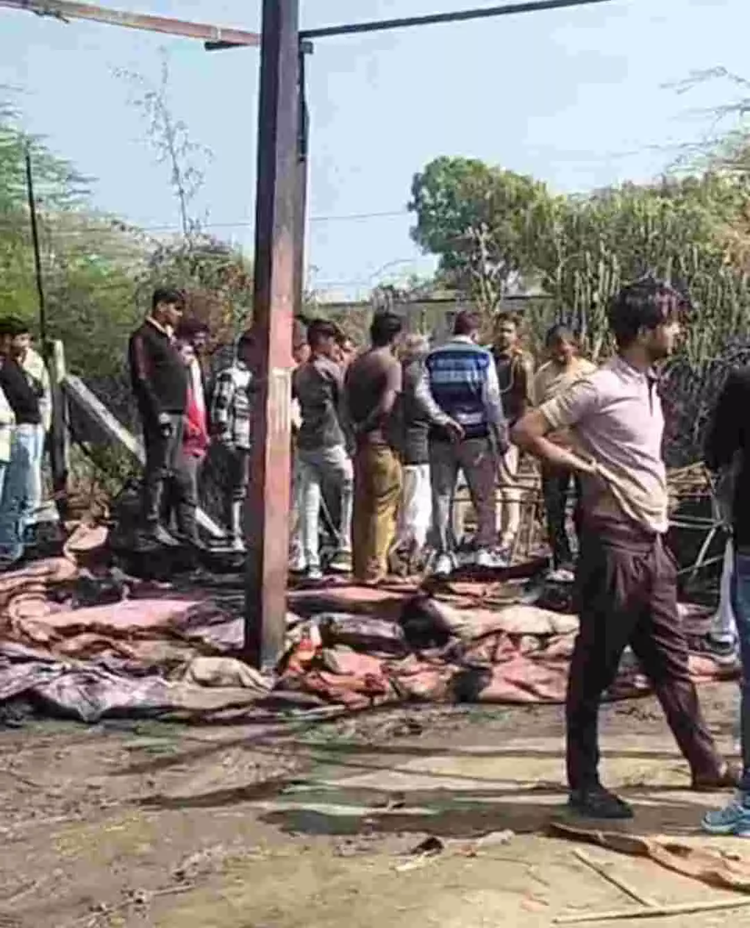 भीलवाड़ा के बनेड़ा में आग से जले हुए टेंट हाउस के सामान और क्षतिग्रस्त वाहन का दृश्य। भीलवाड़ा के बनेड़ा में आग से जले हुए टेंट हाउस के सामान और क्षतिग्रस्त वाहन का दृश्य।