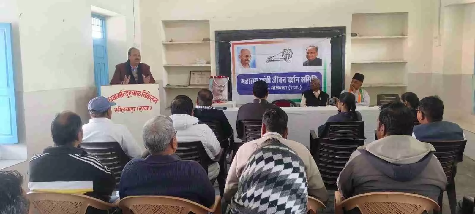 भीलवाड़ा के साधना मंदिर विद्यालय में महात्मा गांधी को पुष्पांजलि अर्पित करते हुए आयोजन समिति के सदस्य और अतिथि। भीलवाड़ा के साधना मंदिर विद्यालय में महात्मा गांधी को पुष्पांजलि अर्पित करते हुए आयोजन समिति के सदस्य और अतिथि।