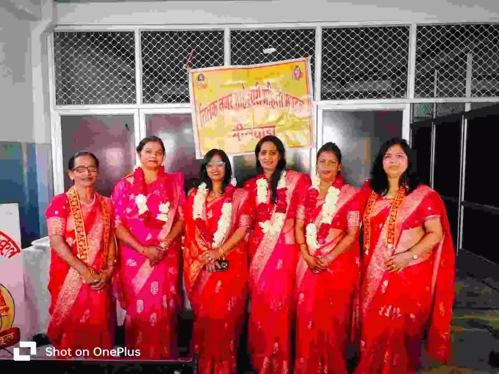 तिलक नगर में माहेश्वरी महिला मंडल चुनाव के बाद नवनिर्वाचित पदाधिकारियों का माला पहनाकर स्वागत करते सदस्य। तिलक नगर में माहेश्वरी महिला मंडल चुनाव के बाद नवनिर्वाचित पदाधिकारियों का माला पहनाकर स्वागत करते सदस्य।