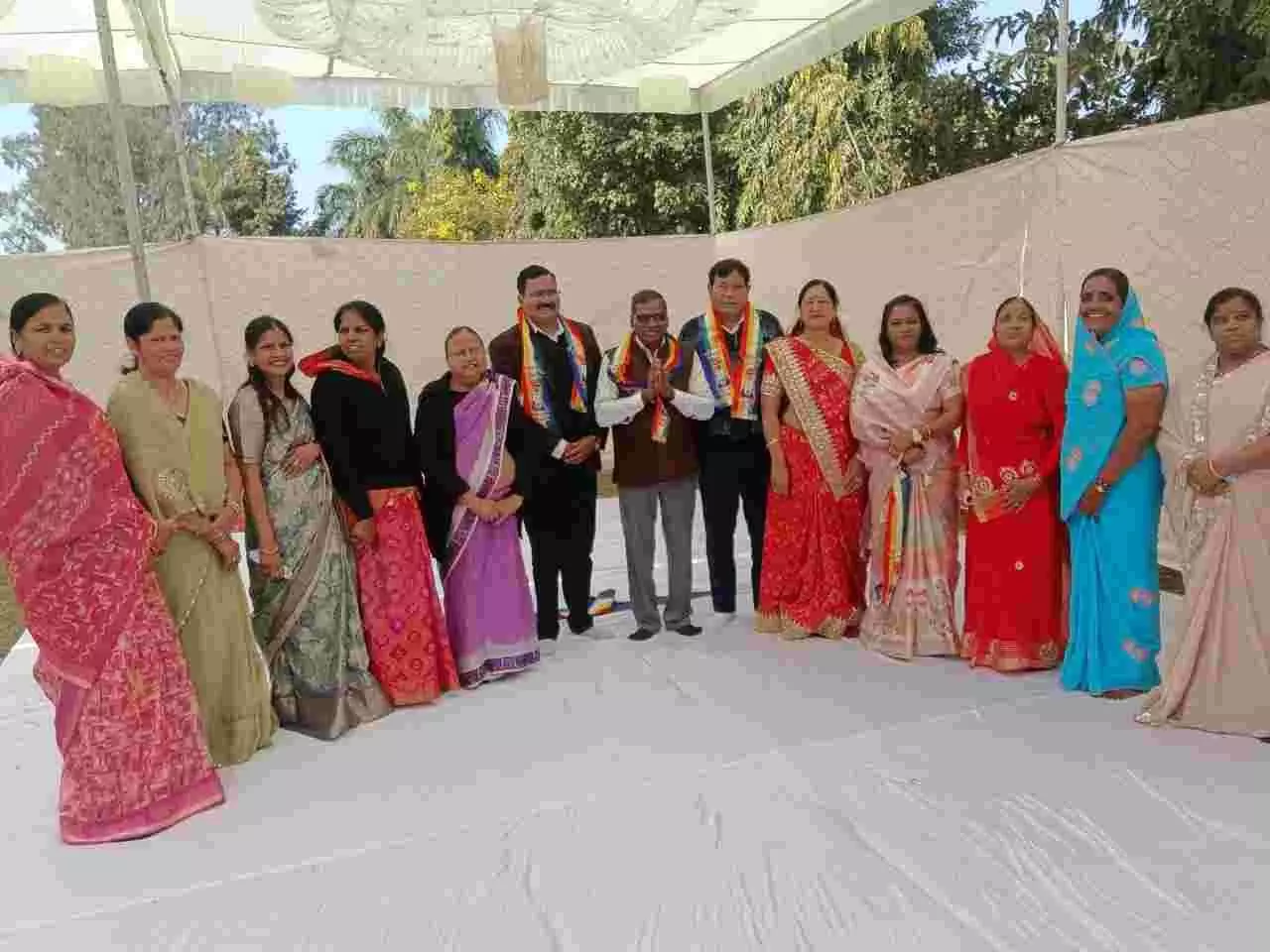 भीलवाड़ा में वर्धमान स्थानकवासी जैन श्रावक समिति की बैठक के दौरान नवनियुक्त अध्यक्ष का स्वागत करते समाज के सदस्य। भीलवाड़ा में वर्धमान स्थानकवासी जैन श्रावक समिति की बैठक के दौरान नवनियुक्त अध्यक्ष का स्वागत करते समाज के सदस्य।