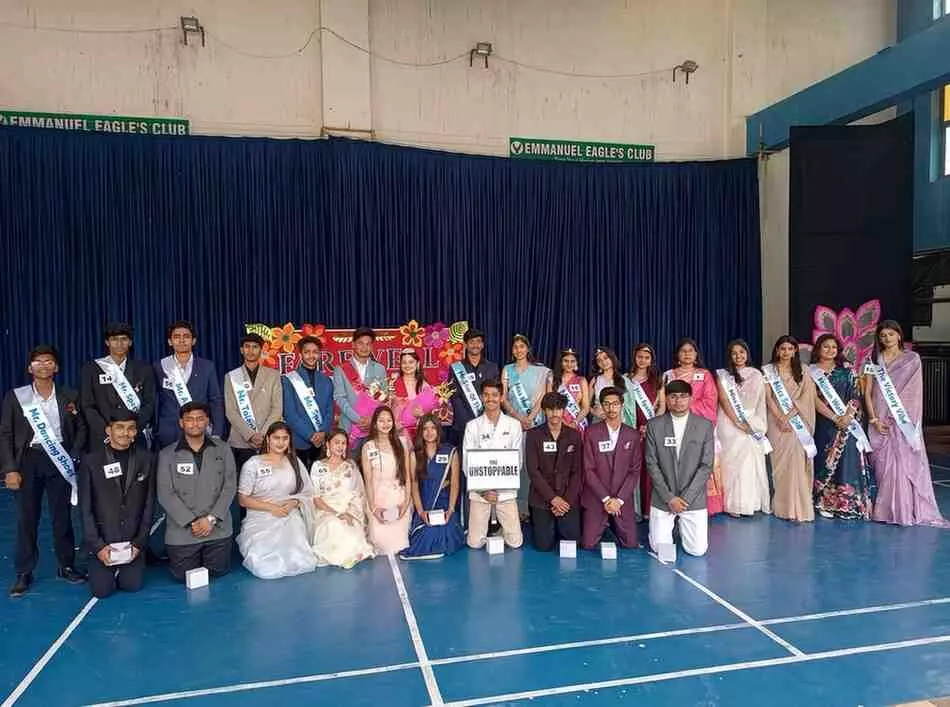 इम्मानुएल मिशन स्कूल तलवंडी में विदाई समारोह के दौरान स्मृति चिह्न प्राप्त करते हुए छात्र और शिक्षक। इम्मानुएल मिशन स्कूल तलवंडी में विदाई समारोह के दौरान स्मृति चिह्न प्राप्त करते हुए छात्र और शिक्षक।