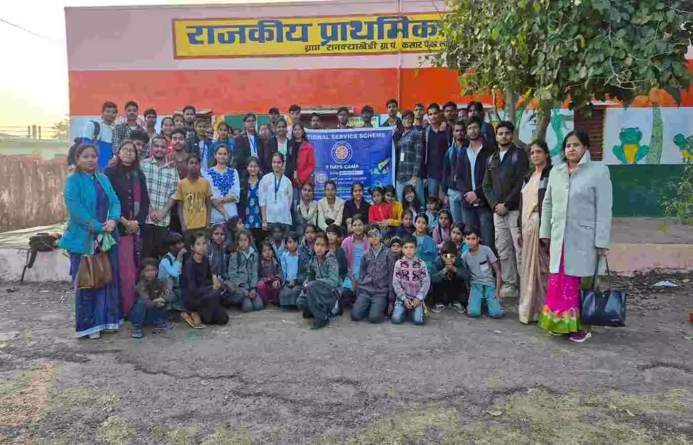 कोटा के राणक्या खेड़ी में अकलंक कॉलेज ऑफ एजुकेशन के एन.एस.एस. शिविर समापन समारोह में उपस्थित शिक्षक और स्वयंसेवक। कोटा के राणक्या खेड़ी में अकलंक कॉलेज ऑफ एजुकेशन के एन.एस.एस. शिविर समापन समारोह में उपस्थित शिक्षक और स्वयंसेवक।