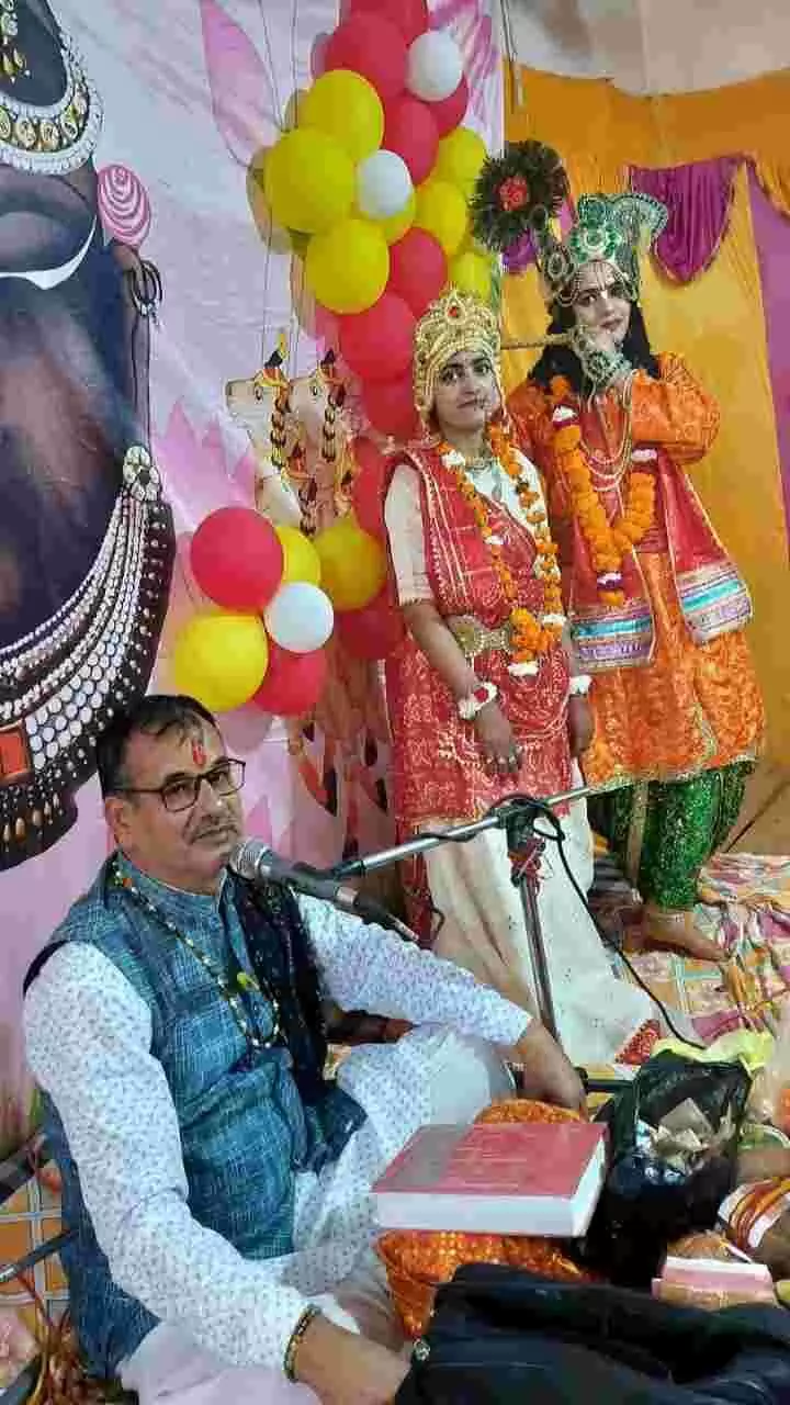 कोटा के नागेश्वर महादेव मंदिर में श्रीमद् भागवत कथा सुनते हुए श्रद्धालुओं की भीड़। कोटा के नागेश्वर महादेव मंदिर में श्रीमद् भागवत कथा सुनते हुए श्रद्धालुओं की भीड़।