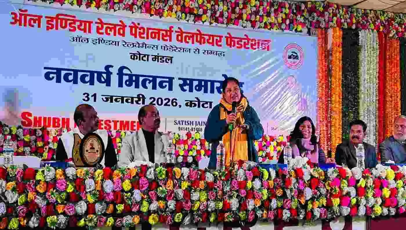 उमरावमल पुरोहित सभागार कोटा में दीप प्रज्ज्वलित करते हुए रेलवे अधिकारी और पेंशनर्स फेडरेशन के सदस्य। उमरावमल पुरोहित सभागार कोटा में दीप प्रज्ज्वलित करते हुए रेलवे अधिकारी और पेंशनर्स फेडरेशन के सदस्य।