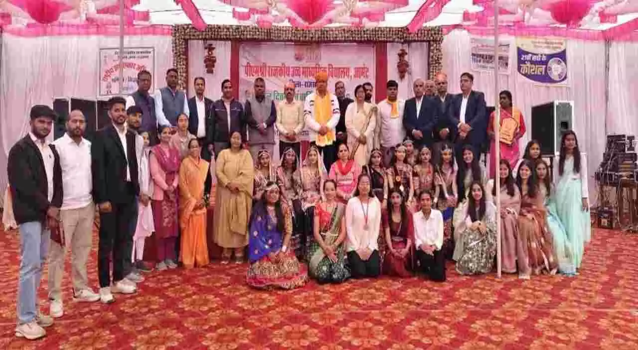 आमेट के पीएम श्री स्कूल में वार्षिक उत्सव के दौरान पुरस्कार प्राप्त करते विद्यार्थी और उपस्थित अतिथि आमेट के पीएम श्री स्कूल में वार्षिक उत्सव के दौरान पुरस्कार प्राप्त करते विद्यार्थी और उपस्थित अतिथि