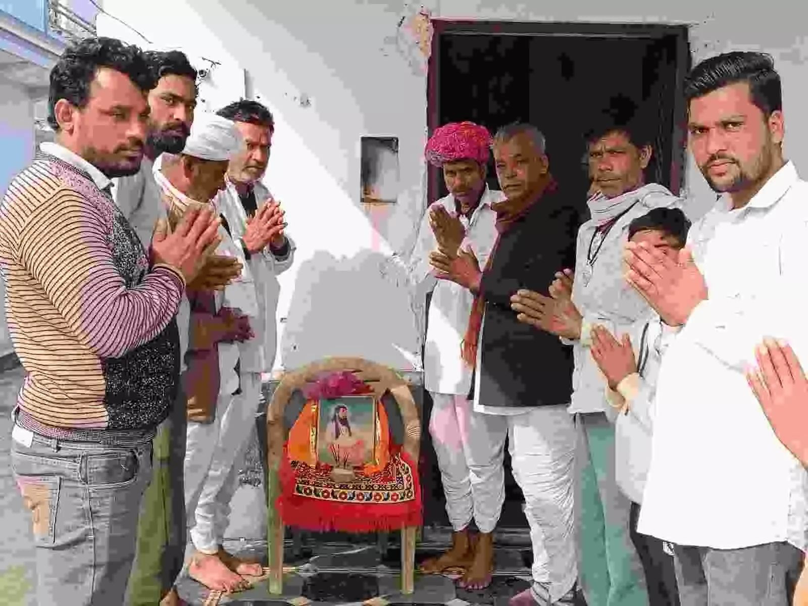 भीलमगरा में संत रविदास जयंती कार्यक्रम के दौरान मंच पर श्रद्धासुमन अर्पित करते ग्रामीण और उपस्थित जनसमूह। भीलमगरा में संत रविदास जयंती कार्यक्रम के दौरान मंच पर श्रद्धासुमन अर्पित करते ग्रामीण और उपस्थित जनसमूह।