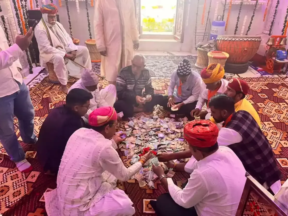 राजसमंद जिले के आईड़ाणा कस्बे में आयोजित श्री गाजण माता के प्रथम पाटोत्सव के दौरान पूजा-अर्चना के लिए एकत्रित हुए श्रद्धालु। राजसमंद जिले के आईड़ाणा कस्बे में आयोजित श्री गाजण माता के प्रथम पाटोत्सव के दौरान पूजा-अर्चना के लिए एकत्रित हुए श्रद्धालु।