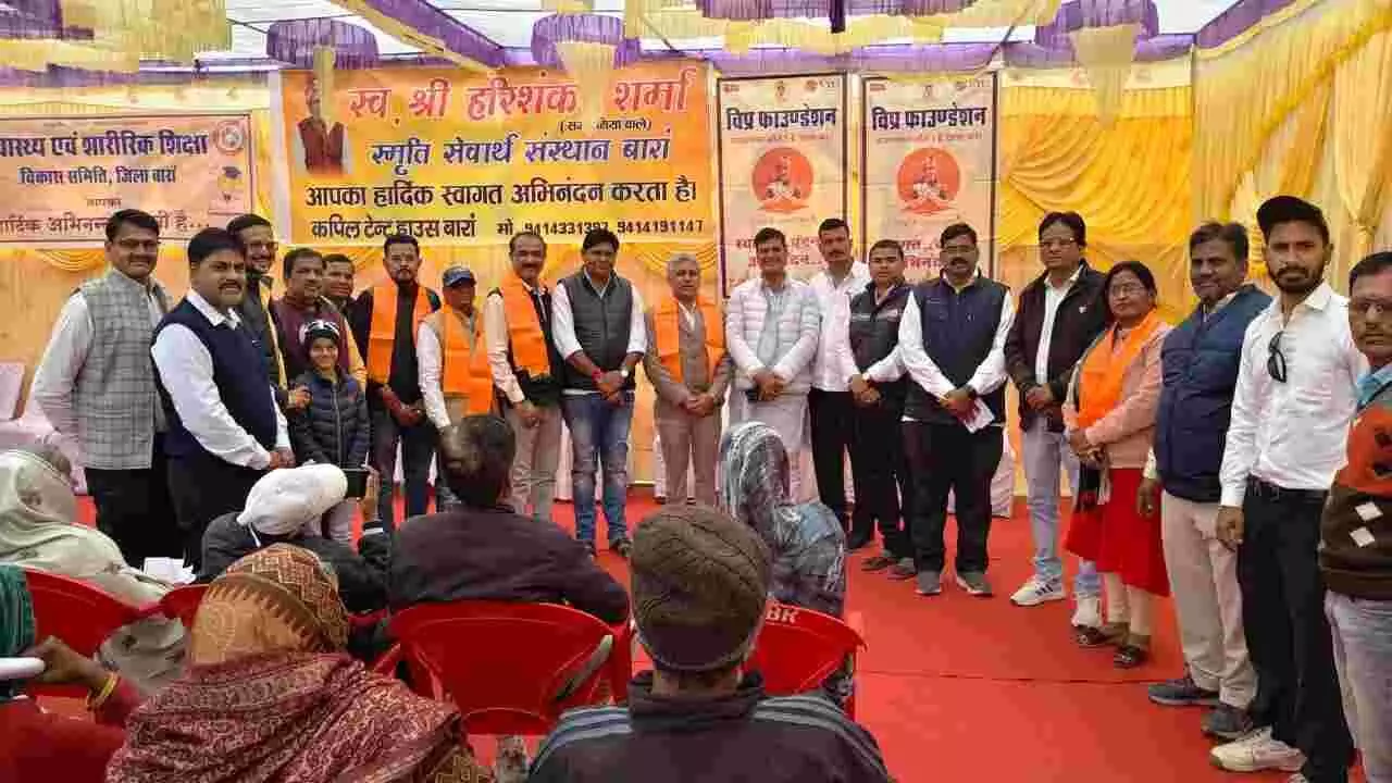 बारां के स्काउट कार्यालय में नेत्र जांच शिविर के दौरान मरीजों का परीक्षण करते डॉक्टर और मंचासीन अतिथि। बारां के स्काउट कार्यालय में नेत्र जांच शिविर के दौरान मरीजों का परीक्षण करते डॉक्टर और मंचासीन अतिथि।