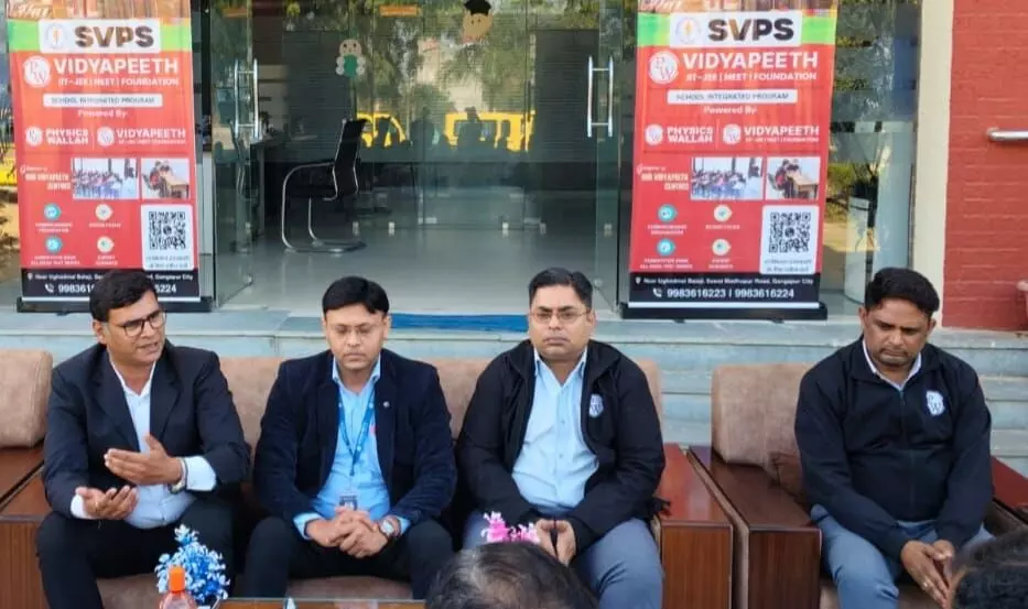 गंगापुर सिटी में फिजिक्स वाला और एसवीपीएस के प्रतिनिधि संयुक्त पत्रकार वार्ता में शिक्षा साझेदारी की घोषणा करते हुए।