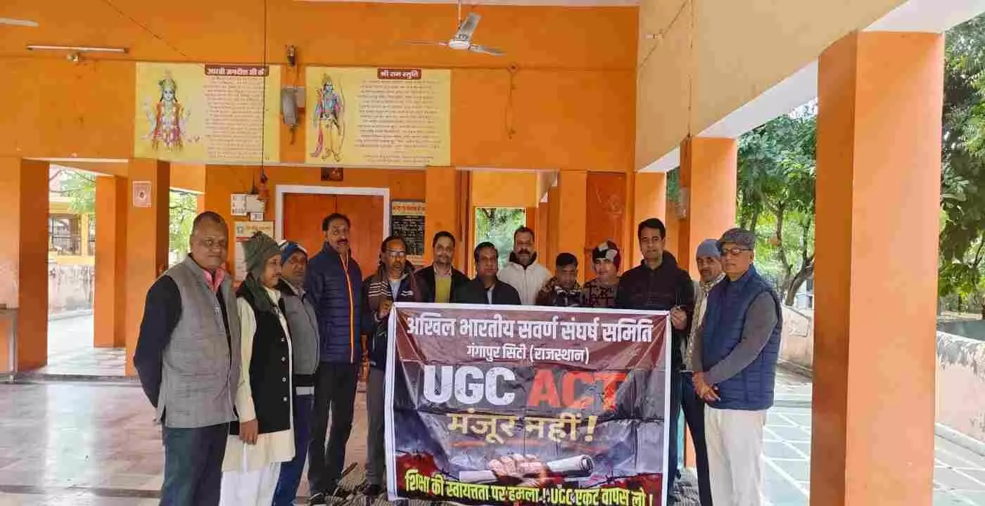 गंगापुर सिटी में बंद के आह्वान पर बैठक करते व्यापारिक संगठनों के सदस्य और नागरिक।