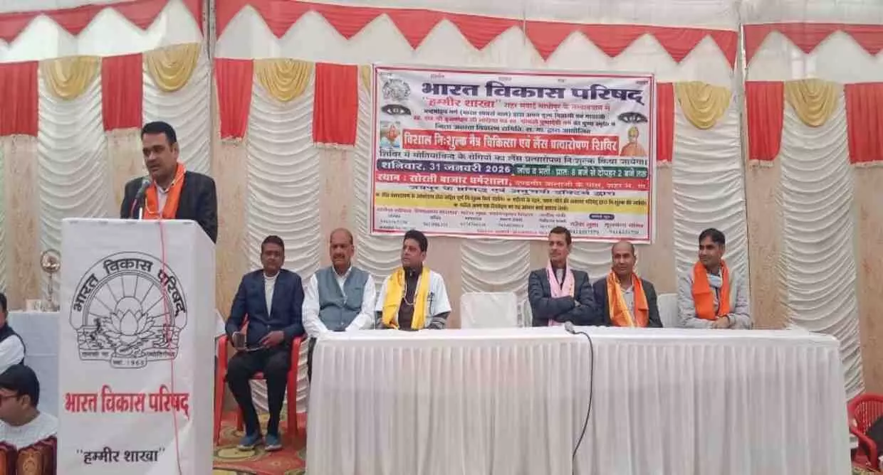 सवाई माधोपुर की धर्मशाला में आयोजित निशुल्क नेत्र शिविर के उद्घाटन समारोह में दीप प्रज्वलित करते अतिथि।
