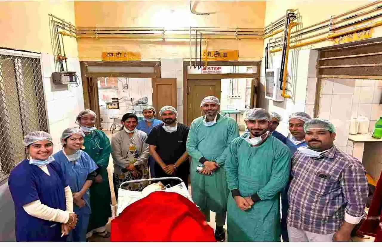 सवाई माधोपुर जिला अस्पताल में कैंसर ऑपरेशन के बाद डॉक्टरों की टीम मरीज के साथ खड़ी है।