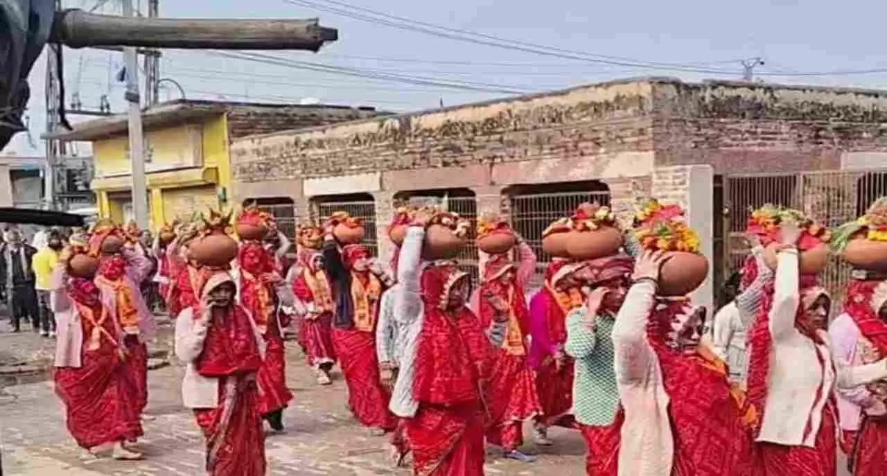 हिंडौन में विश्वकर्मा जयंती पर कलश यात्रा के दौरान सिर पर कलश रखे शामिल होती महिलाएं और श्रद्धालु।