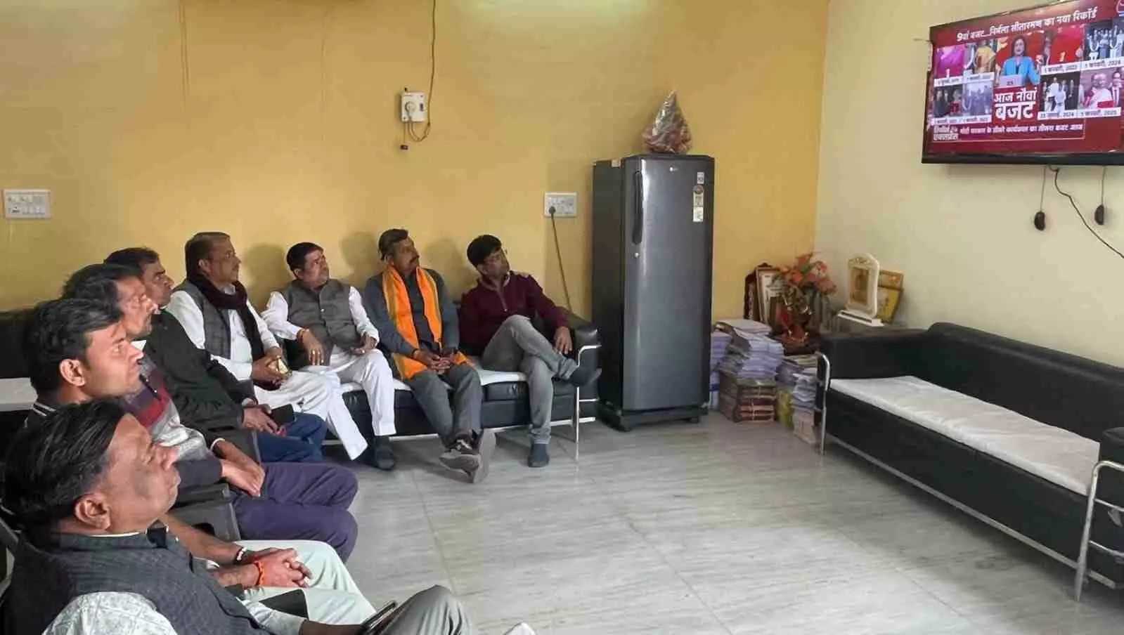 गंगापुर सिटी में रविवार को पूर्व विधायक मानसिंह गुर्जर के आवास पर केंद्रीय बजट का प्रसारण देखते निवर्तमान सभापति शिवरतन अग्रवाल, जिला उपाध्यक्ष दीपक सिंघल और अन्य भाजपा कार्यकर्ता। गंगापुर सिटी में रविवार को पूर्व विधायक मानसिंह गुर्जर के आवास पर केंद्रीय बजट का प्रसारण देखते निवर्तमान सभापति शिवरतन अग्रवाल, जिला उपाध्यक्ष दीपक सिंघल और अन्य भाजपा कार्यकर्ता।