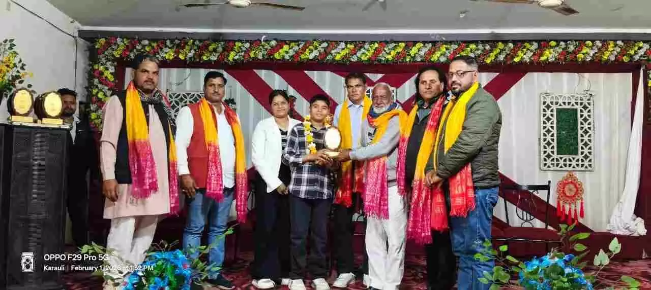 हिंडौन सिटी के रोशनी बंधन मैरिज होम में आयोजित जिला सॉफ्टबॉल संघ की बैठक के दौरान उपस्थित पदाधिकारी और सम्मानित किए गए मेधावी खिलाड़ी। हिंडौन सिटी के रोशनी बंधन मैरिज होम में आयोजित जिला सॉफ्टबॉल संघ की बैठक के दौरान उपस्थित पदाधिकारी और सम्मानित किए गए मेधावी खिलाड़ी।