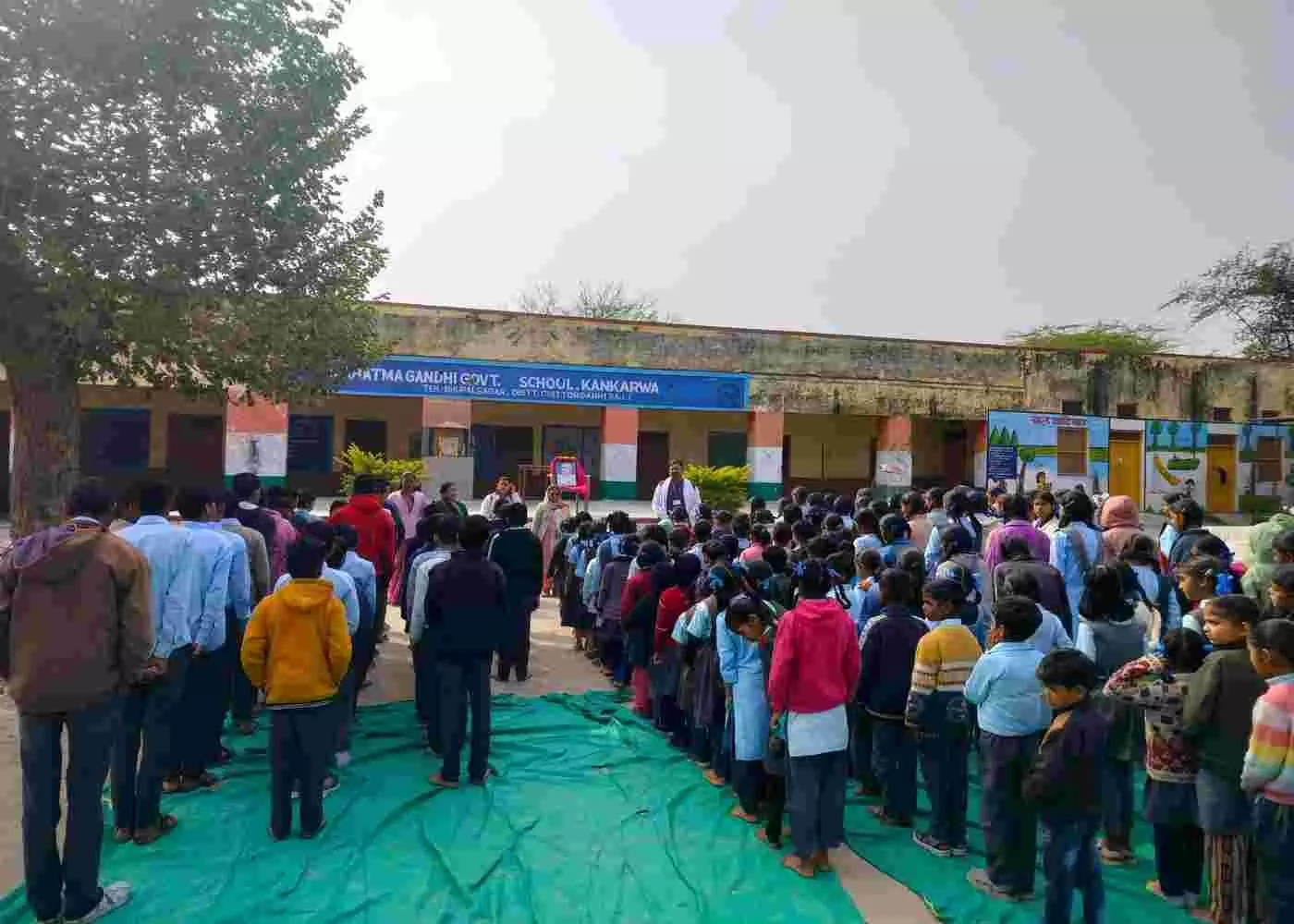 महात्मा गांधी राजकीय विद्यालय कांकरवा में शहीद दिवस पर गांधीजी की प्रतिमा पर पुष्प अर्पित करते शिक्षक। महात्मा गांधी राजकीय विद्यालय कांकरवा में शहीद दिवस पर गांधीजी की प्रतिमा पर पुष्प अर्पित करते शिक्षक।