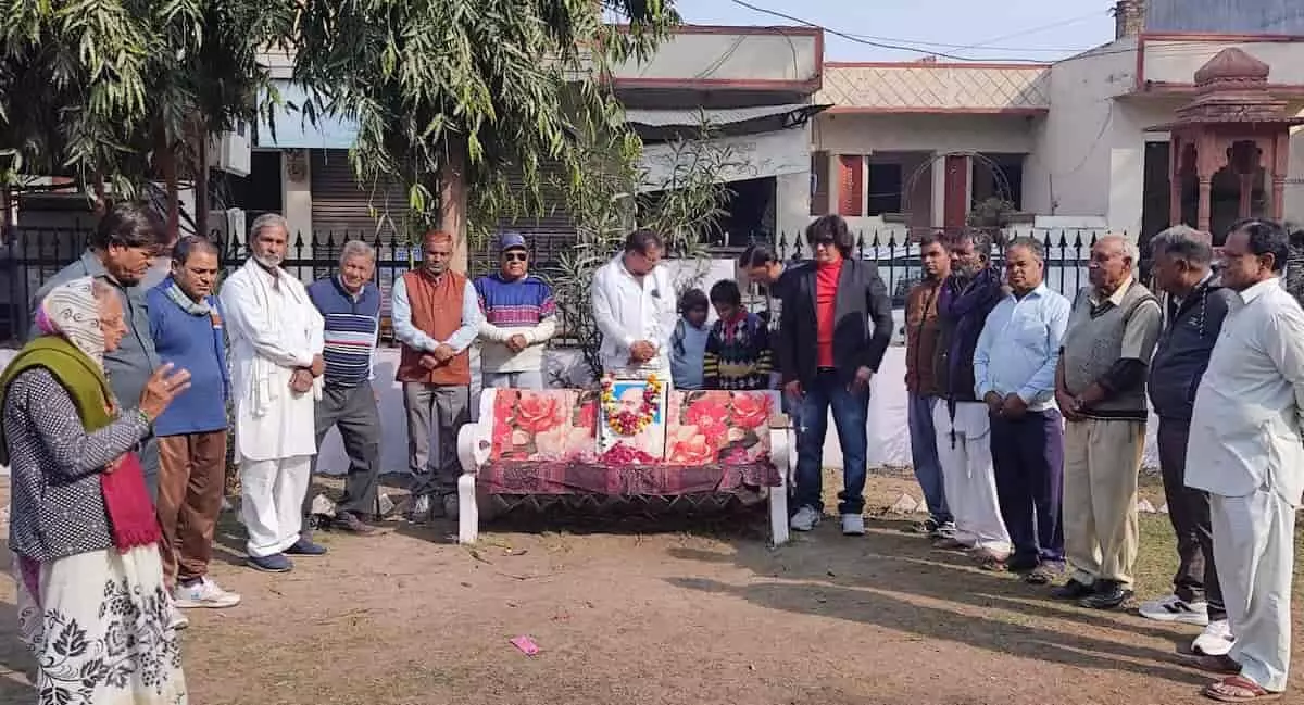 बेगूं में महात्मा गांधी के चित्र पर पुष्प अर्पित करते कांग्रेस कार्यकर्ता और पदाधिकारी श्रद्धांजलि सभा के दौरान। बेगूं में महात्मा गांधी के चित्र पर पुष्प अर्पित करते कांग्रेस कार्यकर्ता और पदाधिकारी श्रद्धांजलि सभा के दौरान।