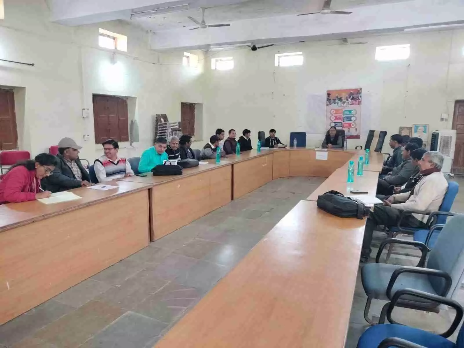 डूंगला पंचायत समिति सभागार में अधिकारी और कर्मचारी विकसित भारत रोजगार मिशन की कार्यशाला में भाग लेते हुए। डूंगला पंचायत समिति सभागार में अधिकारी और कर्मचारी विकसित भारत रोजगार मिशन की कार्यशाला में भाग लेते हुए।