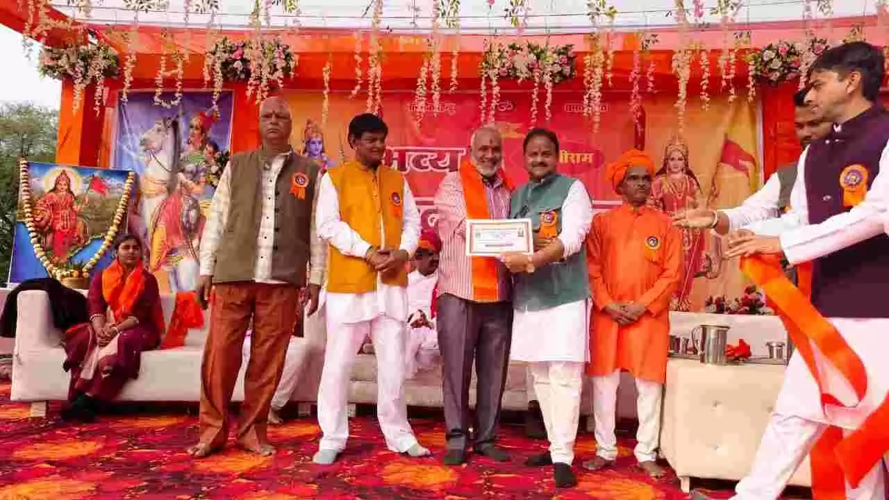 बेगू में हिंदू सम्मेलन के दौरान सड़कों पर कलश यात्रा निकालतीं महिलाएं और बैंड-बाजे के साथ चलता जनसमूह। बेगू में हिंदू सम्मेलन के दौरान सड़कों पर कलश यात्रा निकालतीं महिलाएं और बैंड-बाजे के साथ चलता जनसमूह।