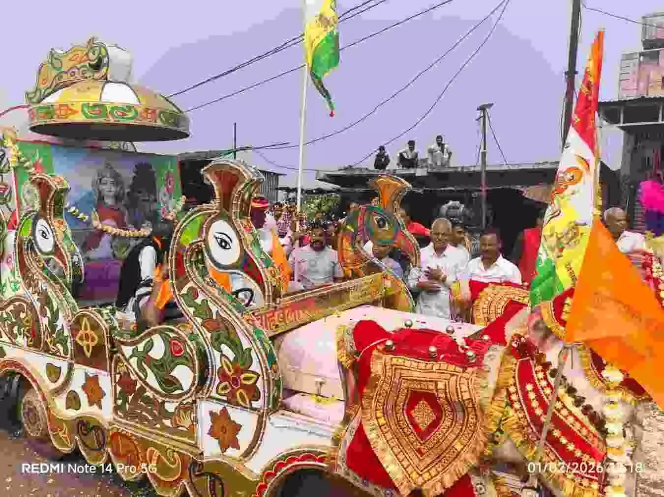 असनावर बस स्टैंड पर कांग्रेस कार्यकर्ताओं द्वारा देवनारायण शोभायात्रा का पुष्पवर्षा के साथ स्वागत दृश्य। असनावर बस स्टैंड पर कांग्रेस कार्यकर्ताओं द्वारा देवनारायण शोभायात्रा का पुष्पवर्षा के साथ स्वागत दृश्य।
