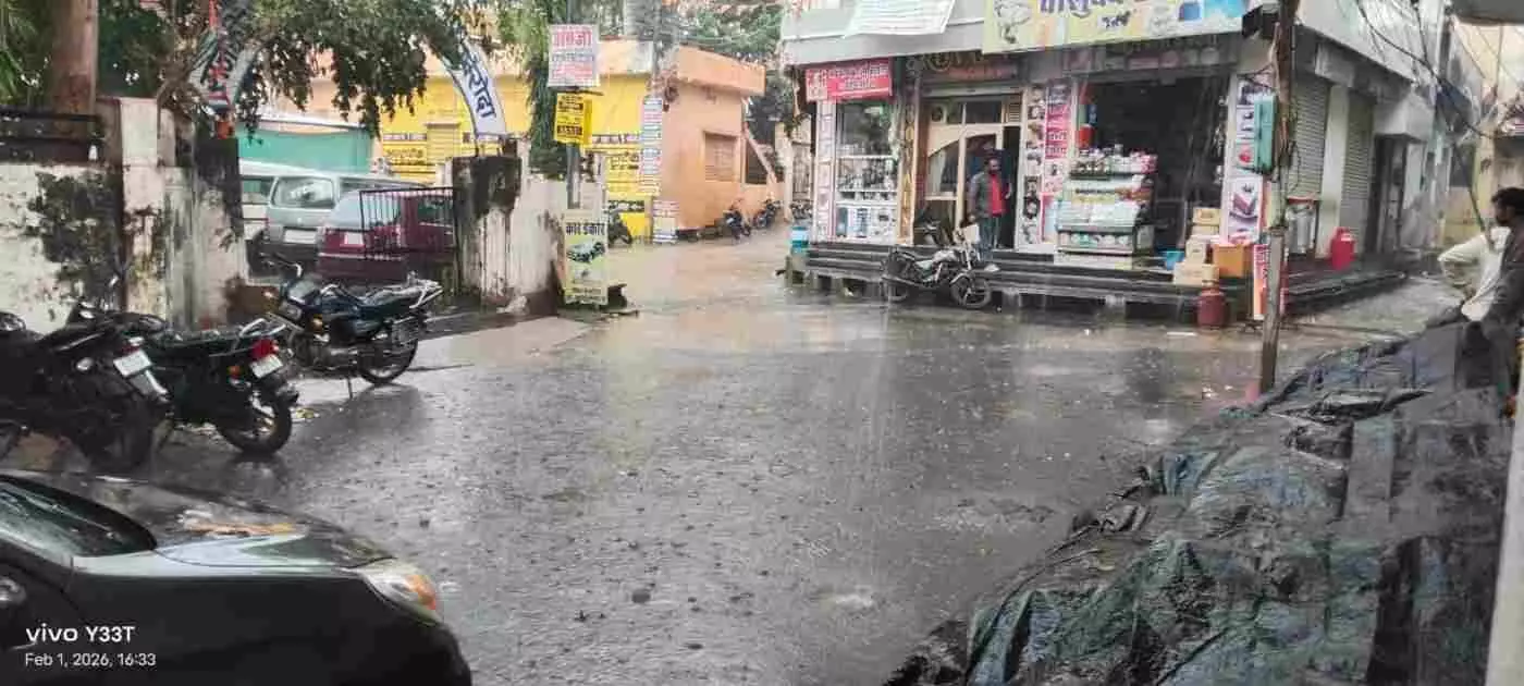 खेरोदा के बाजार में बारिश के बाद सड़क पर जमा गंदा पानी और कीचड़।
