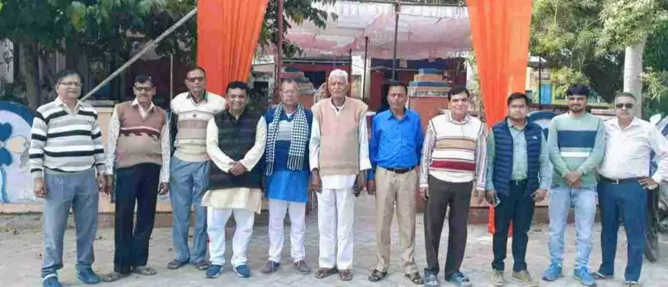 हनुमान जी मंदिर मगवास में विराट हिन्दू सम्मेलन के दौरान धर्म रक्षा की शपथ लेते ग्रामीण और वक्ता। हनुमान जी मंदिर मगवास में विराट हिन्दू सम्मेलन के दौरान धर्म रक्षा की शपथ लेते ग्रामीण और वक्ता।