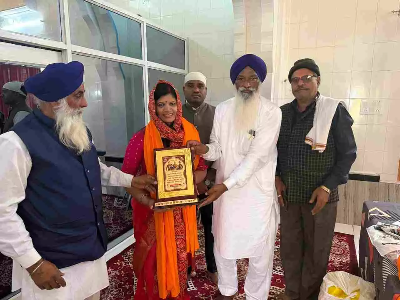 बरूनी के नवनिर्मित गुरुद्वारा साहिब में जिला प्रमुख श्रीमती उर्मिला जैन भाया श्रद्धालुओं को लंगर का प्रसाद परोस रही हैं। बरूनी के नवनिर्मित गुरुद्वारा साहिब में जिला प्रमुख श्रीमती उर्मिला जैन भाया श्रद्धालुओं को लंगर का प्रसाद परोस रही हैं।