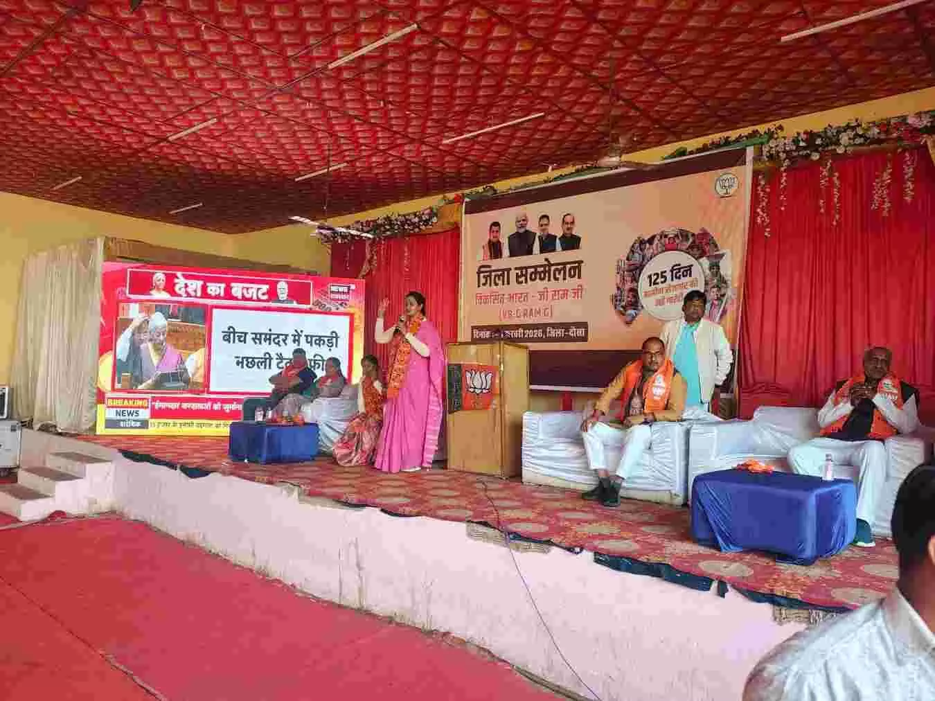 दौसा में भाजपा कार्यशाला के दौरान दीप प्रज्वलित करते पदाधिकारी और कार्यकर्ता। दौसा में भाजपा कार्यशाला के दौरान दीप प्रज्वलित करते पदाधिकारी और कार्यकर्ता।