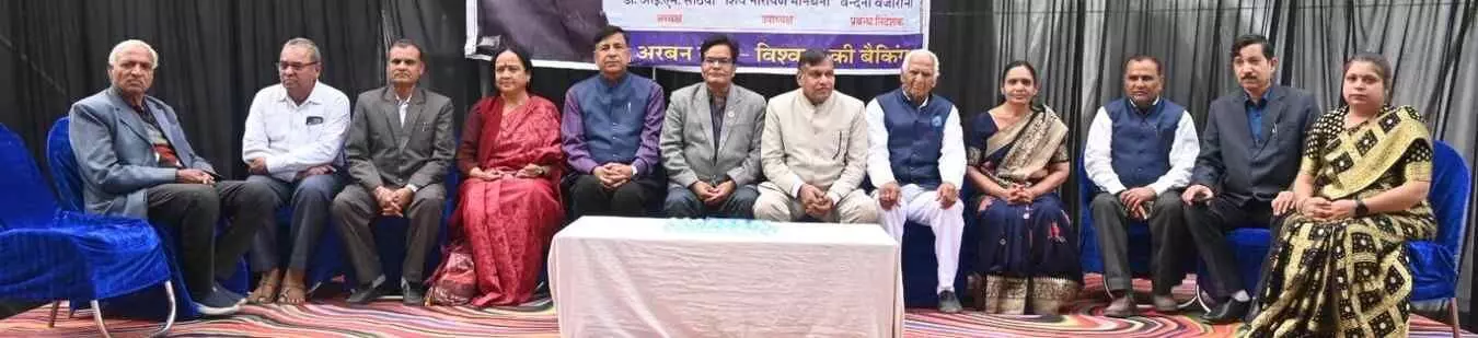 चित्तौड़गढ़ में अरबन बैंक के रजत जयंती कार्यक्रम में दीप प्रज्ज्वलन करते हुए मुख्य अतिथि और पदाधिकारी। चित्तौड़गढ़ में अरबन बैंक के रजत जयंती कार्यक्रम में दीप प्रज्ज्वलन करते हुए मुख्य अतिथि और पदाधिकारी।