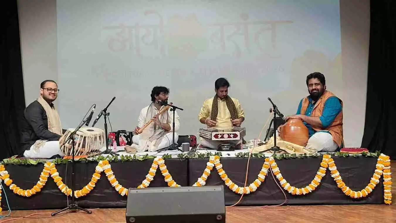 जवाहर कला केंद्र जयपुर में आयोजित आयो बसंत महोत्सव के दौरान मंच पर सांस्कृतिक प्रस्तुति देते कलाकार।