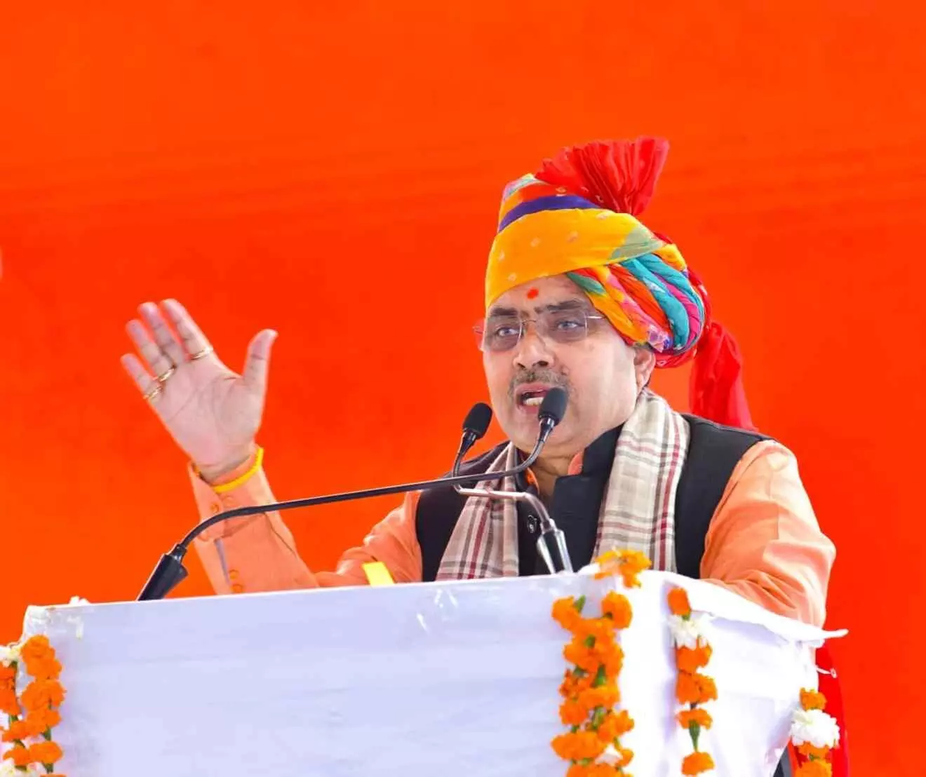 टोंक के निवाई में ग्राम उत्थान शिविर के दौरान मंच से जनसभा को संबोधित करते मुख्यमंत्री भजनलाल शर्मा।