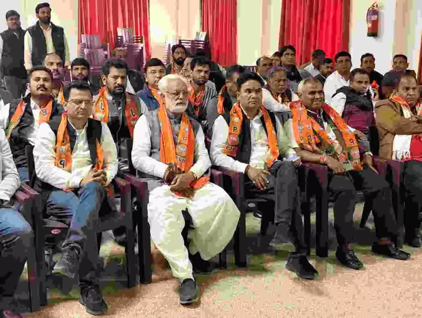 चित्तौड़गढ़ भाजपा कार्यालय में टीवी स्क्रीन पर बजट देखते हुए पार्टी पदाधिकारी और कार्यकर्ता। चित्तौड़गढ़ भाजपा कार्यालय में टीवी स्क्रीन पर बजट देखते हुए पार्टी पदाधिकारी और कार्यकर्ता।
