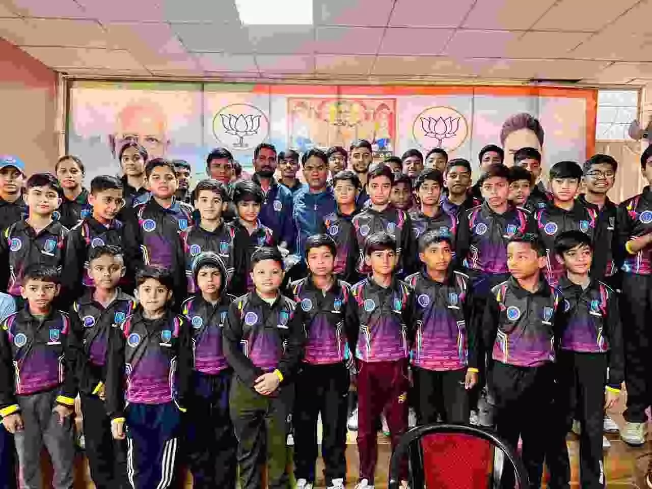 चित्तौड़गढ़ विधायक कार्यालय में चंद्रभान सिंह आक्या क्रिकेट खिलाड़ियों को उपरना ओढ़ाकर सम्मानित करते हुए। चित्तौड़गढ़ विधायक कार्यालय में चंद्रभान सिंह आक्या क्रिकेट खिलाड़ियों को उपरना ओढ़ाकर सम्मानित करते हुए।