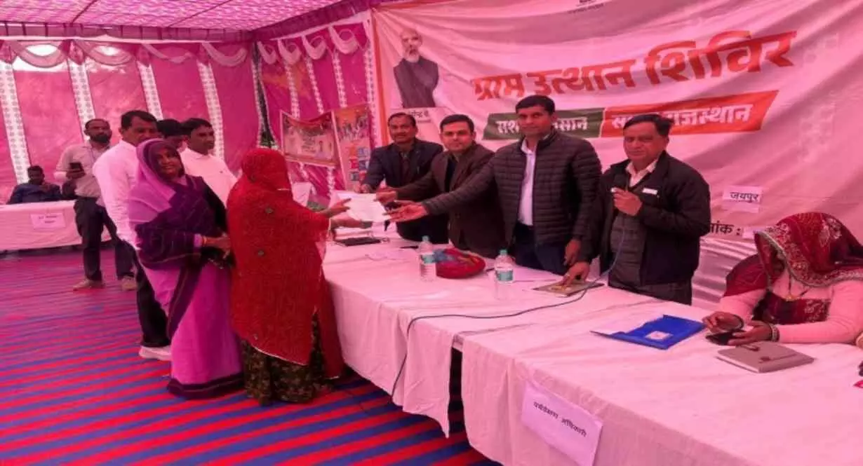 जयपुर के गोविन्दगढ़ में ग्रामीण उत्थान शिविर के दौरान अधिकारी लाभार्थियों को आवासीय पट्टा प्रदान कर रहे हैं।