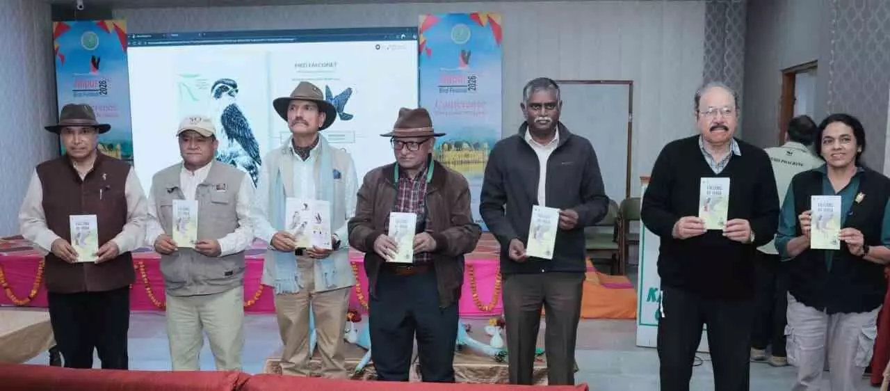 जयपुर बर्ड फेस्टिवल कार्यशाला में विशेषज्ञ और अतिथि पक्षी संरक्षण पर पुस्तक का विमोचन करते हुए।