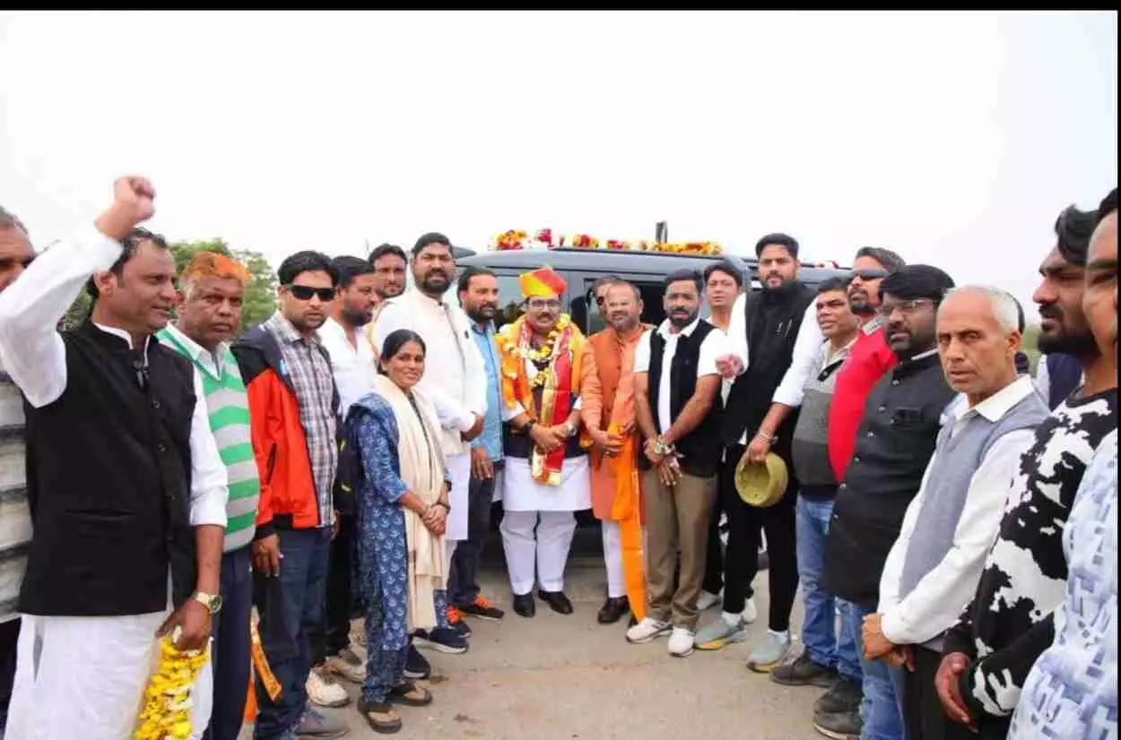 चित्तौड़गढ़ के सामरिया चौराहा पर कार्यकर्ताओं द्वारा एमडी चोपदार का साफा पहनाकर स्वागत करते हुए दृश्य चित्तौड़गढ़ के सामरिया चौराहा पर कार्यकर्ताओं द्वारा एमडी चोपदार का साफा पहनाकर स्वागत करते हुए दृश्य