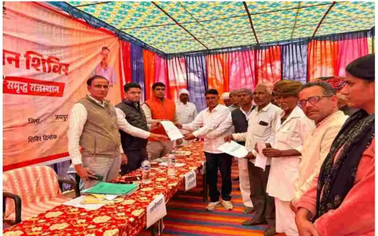 जयपुर के सिनोदिया में ग्राम उत्थान शिविर के दौरान प्रशासनिक अधिकारी कृषक भंवर लाल को फार्म पोंड योजना का स्वीकृति पत्र सौंपते हुए।