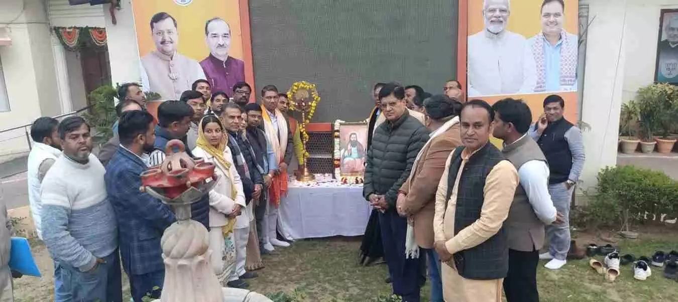 भाजपा प्रदेश कार्यालय जयपुर में संत रविदास के चित्र पर पुष्प अर्पित करते निहाल चंद मेघवाल और पार्टी कार्यकर्ता।
