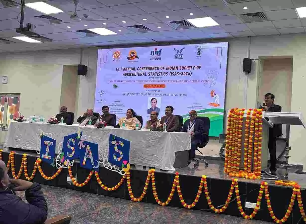 राजस्थान केंद्रीय विश्वविद्यालय में आईएसएएस सम्मेलन के समापन समारोह में व्याख्यान देते अतिथि और उपस्थित शोधकर्ता।