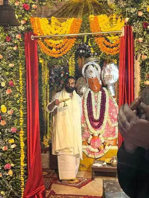 बाबा बजरंग दास जी की बगीची में हनुमान जी की मूर्ति का अभिषेक करते सेवादार और एकत्रित श्रद्धालु।