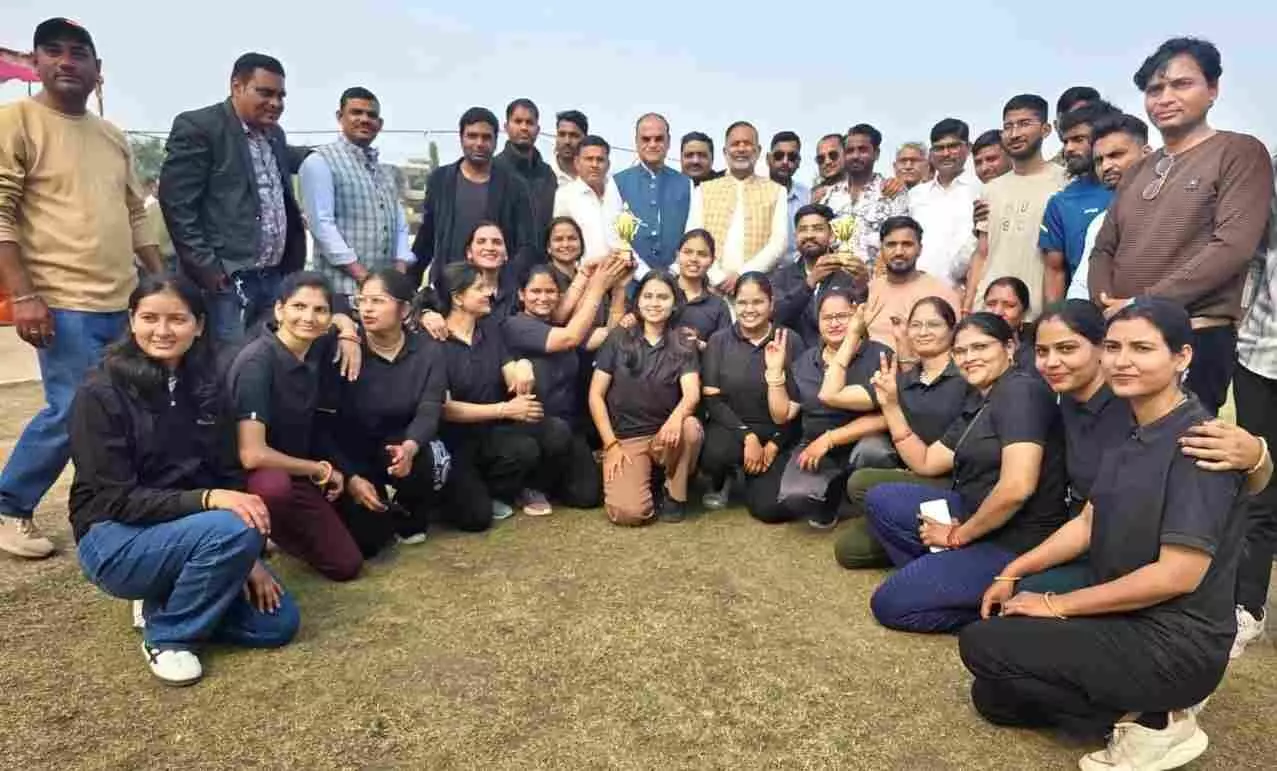 कोटा के आरएसी ग्राउंड में धरणीधर गेम्स लीग के समापन पर भाषण देते ऊर्जा मंत्री हीरालाल नागर। कोटा के आरएसी ग्राउंड में धरणीधर गेम्स लीग के समापन पर भाषण देते ऊर्जा मंत्री हीरालाल नागर।