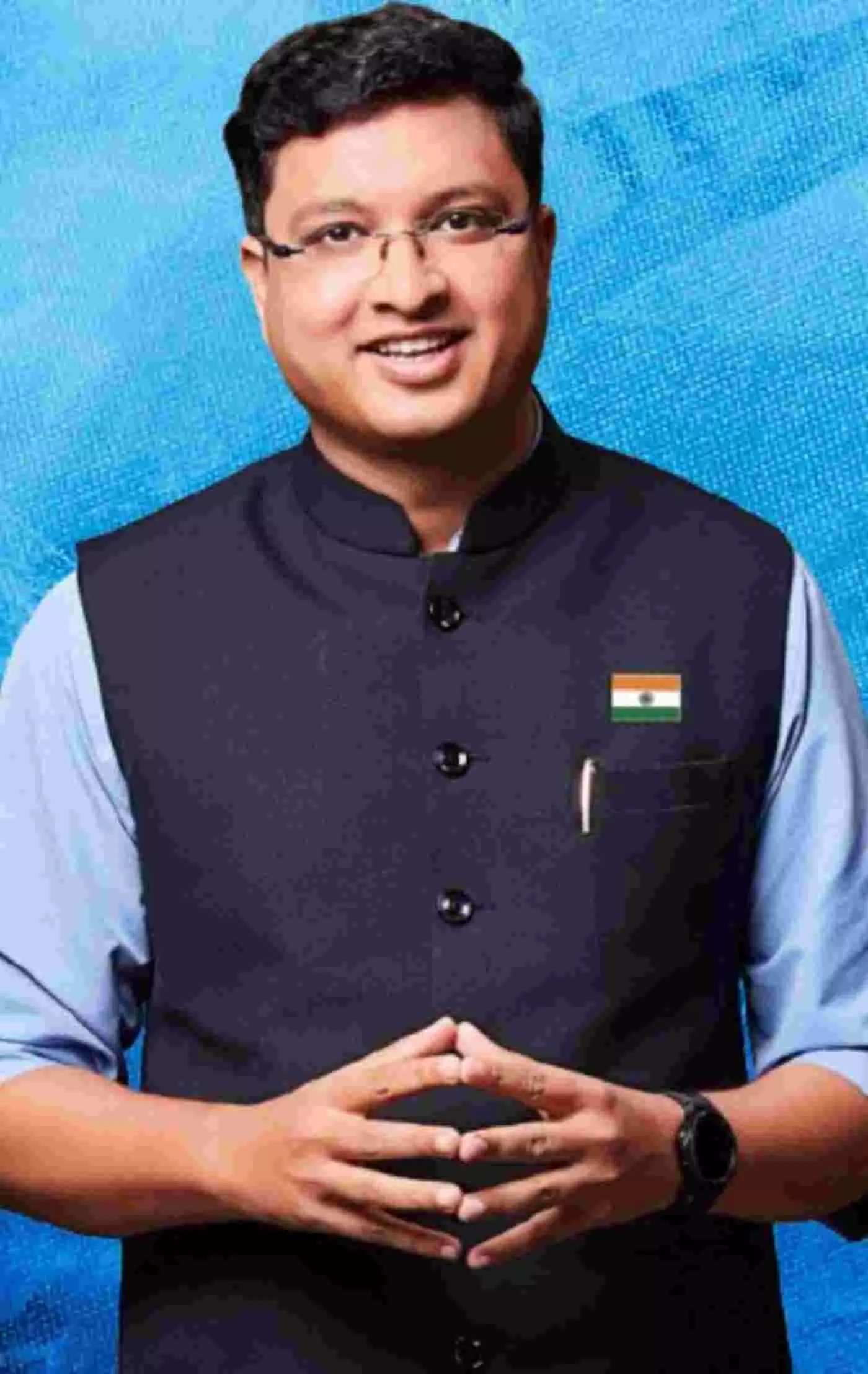डिजिटल बोर्ड और लैपटॉप के माध्यम से आधुनिक स्कूल में पढ़ाई करते विद्यार्थी और एआई लैब का दृश्य। डिजिटल बोर्ड और लैपटॉप के माध्यम से आधुनिक स्कूल में पढ़ाई करते विद्यार्थी और एआई लैब का दृश्य।
