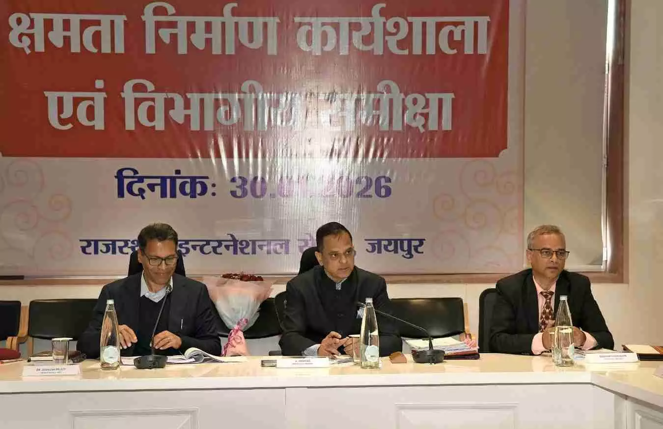 राजस्थान इंटरनेशनल सेंटर में मुख्य सचिव वी. श्रीनिवास अधिकारियों के साथ शहरी विकास कार्ययोजना की समीक्षा बैठक करते हुए।