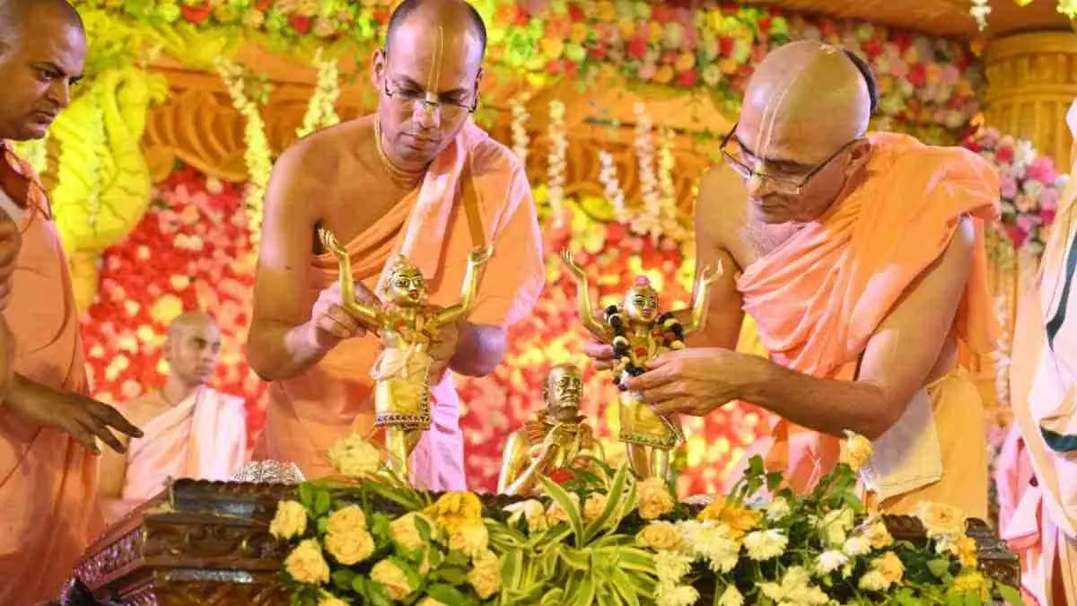 जयपुर के गुप्त वृन्दावन धाम में सजी हुई पालकी में विराजमान नित्यानंद महाप्रभु की प्रतिमा और दर्शन करते श्रद्धालु।