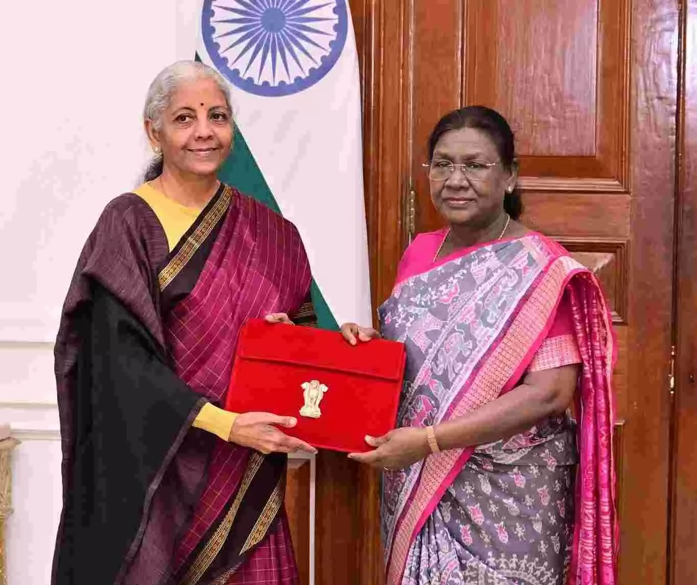 संसद भवन के बाहर बजट टैबलेट लिए कांचीवरम साड़ी में वित्त मंत्री निर्मला सीतारमण की तस्वीर। संसद भवन के बाहर बजट टैबलेट लिए कांचीवरम साड़ी में वित्त मंत्री निर्मला सीतारमण की तस्वीर।
