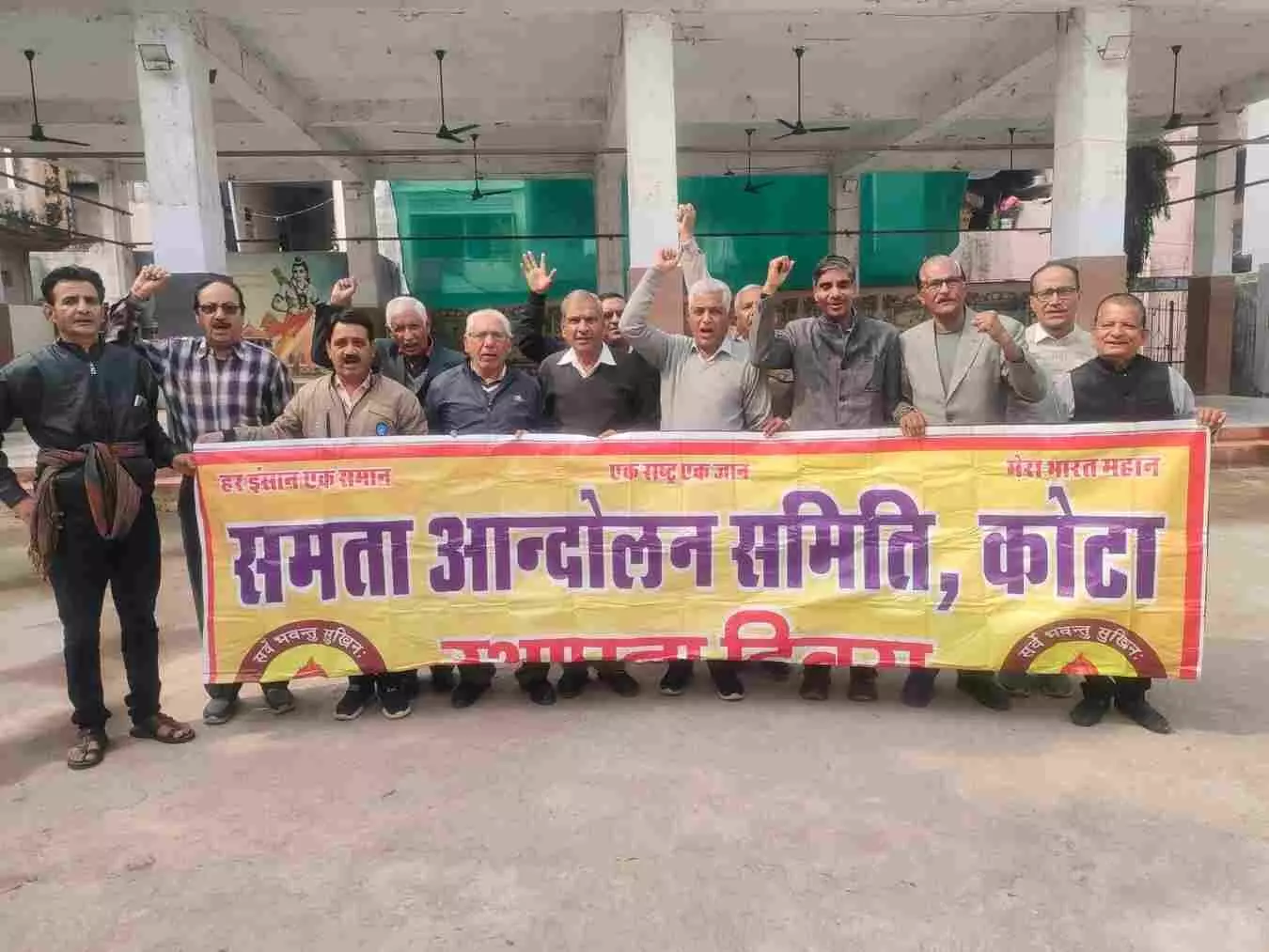 भारतीय मुद्रा और अर्थव्यवस्था के ग्राफ का प्रतीकात्मक चित्रण भारतीय मुद्रा और अर्थव्यवस्था के ग्राफ का प्रतीकात्मक चित्रण