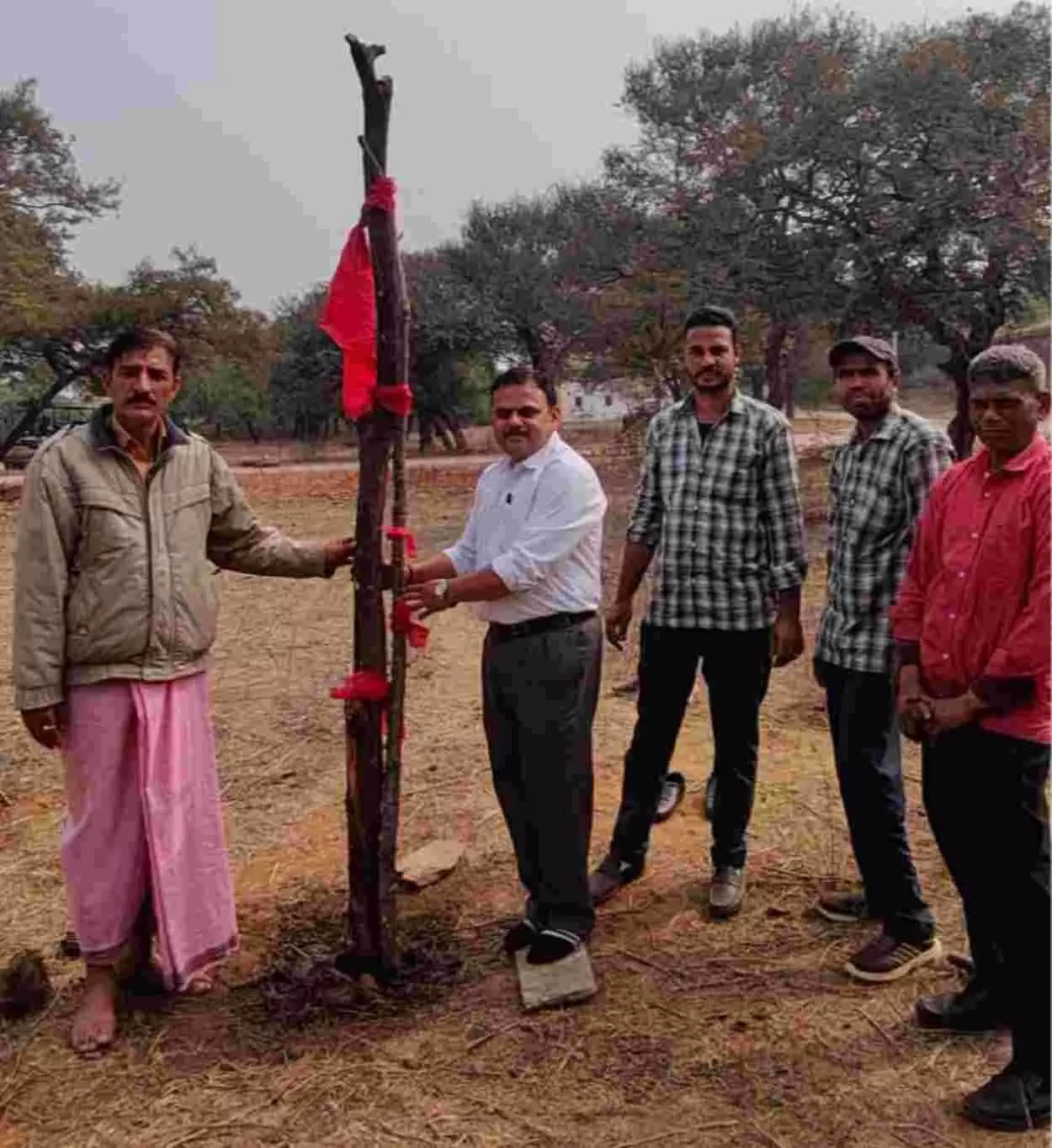 उदय विलास पैलेस डूंगरपुर में वैदिक मंत्रोच्चार के बीच होलिका दहन के लिए थंब स्थापना की प्रक्रिया। उदय विलास पैलेस डूंगरपुर में वैदिक मंत्रोच्चार के बीच होलिका दहन के लिए थंब स्थापना की प्रक्रिया।